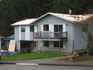 The roof needed to be replaced.  <hr> Das Dach und die Fenster mussten ersetz werden