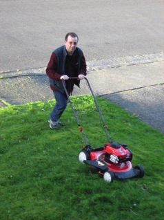 Mowing is now my job.  <hr> Der Umschwung ist mein Job