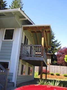 We have a roof built over our front deck.  <hr> Wir bauten ein Dach über den Balkon.