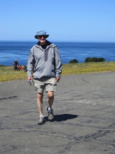 Dad exploring Fort Casey.  <hr> Dad erkundet Fort Casey.