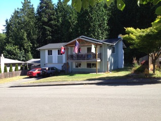 House looks good with the flag Arrangement.   <hr>  Unser Haus mit den Fahnen.