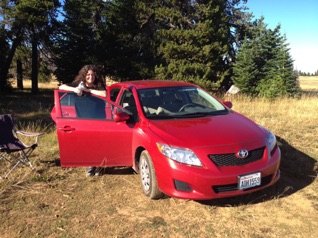 She makes the car look really good. <hr>  Das ist ein tolles Auto.