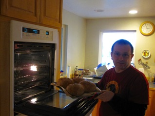 Baking my own bread.  <hr>  Ich backe mein eigenes Brot.