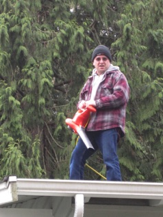 Cleaning the roof.  <hr>  Reinigen des Daches.