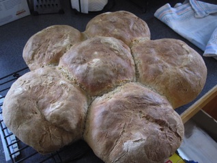 Finding out how many loaves of bread I can baking one of our two ovens.  <hr>  Wie viele Leiber Brot kann ich in einem der zwei Ofenrohrere backen?