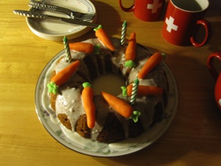 Tanya made me at Swiss recipe carrot cake.  <hr>  Tanya backte mir ein Rüeblikuchen.