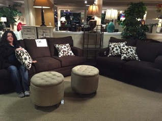 Tanya and I went shopping for a couch. We didn't buy this one.  <hr>  Tanya kaufte eine Kausch. Allerdings nicht diese.