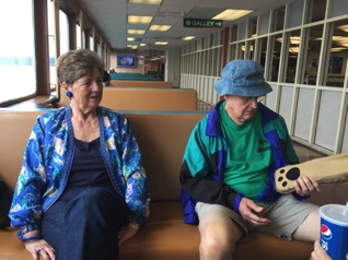 Mom and dad enjoying the ride on the Washington fairy to Kingston.  <hr>  Mam und Dad geniessen die überfahr nach Kingston.