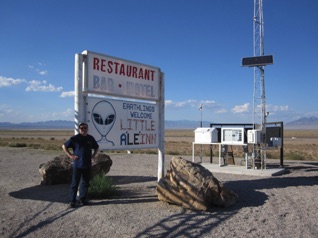 I like "earthlings welcome".  <hr>  Mir gefällt "Earthlings welcome"