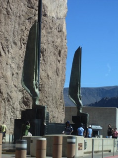 We drove over the Hoover dam.  <hr>  Wir fuhren über den Hoover Damm.