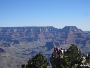 On the South Rim.  <hr>  Wir sind hier auf der Südseite des Grand Canyon.