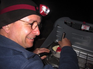 Prepping of fondue in the middle of Utah.  <hr>  Zubereitung eines Fondue in der Mitte von Utah.