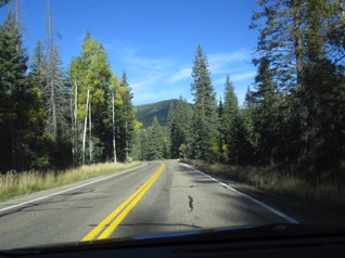 An open road in the morning. <hr>  Am Morgen, Eine Strasse ohne Verkehr.