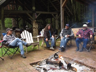 Enjoying the fire and the talks.  <hr>  Genießen des Feuers und der Gemeinschaft.