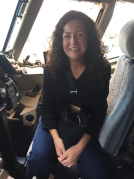 Tanya standing in for the copilot.  <hr>  Tanya hilft aus als Copilot.