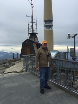 Lyle at summit of Mt. Santis with weather station in the background.  <hr>  Lyle auf dem Gipfel mit der Wetterstation im Hintergrund.