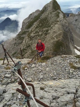 Cables used by climbers who hike up the mountain. Treacherous!  <hr>  Die Stahlseile sind für die Bergsteiger.