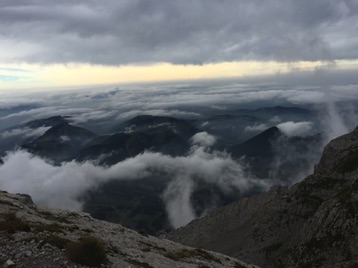 A strong southerly wind kept the weather at bay.  <hr>  Der Föhn hielt das Regenwetter zurück.