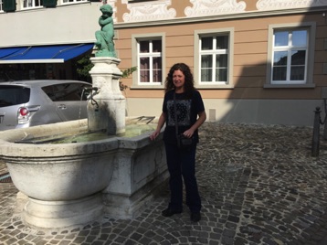 Bischofszell - Tanya adding character to the town-center fountain.  <hr>  Ein Brunnen in der Altstatt von Bischofszell.