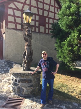 Christian posing with a lamp stand.  <hr>  Posieren mit der Strassenbeleuchtung.