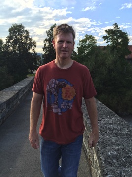 Tim enjoying some blue sky in Bishpfszell at the Roman bridge.  <hr> Tim geniest die Zeit