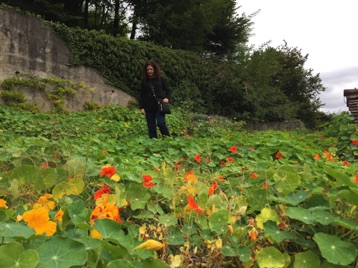 Tanya found a hidden pathway.  <hr>  Tanya hat ein versteckten Pfad gefunden.