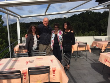 Celebrating Dad's 80th with Marielle, Lyle, Mom and Tanya. <hr> Die Feier des 80ten Geburtstag des Papa. Im Bild sind Marielle, Lyle, Mama und Tanya.