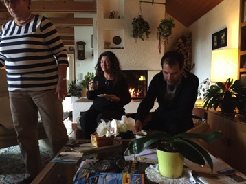 Out of the rain and in front of the fire.  A visit with Bernhard.  <hr> Aus dem Regen in die warme Stube. Mein Bruder Bernhard im Bild.