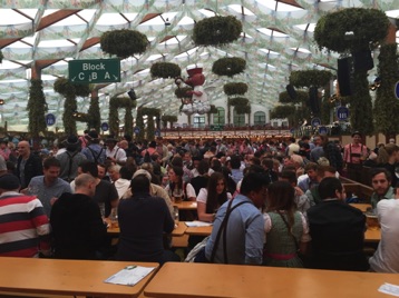 Oktoberfest in Munich…Our first stop, the Hofbrau tent - unbelievably loud, food fights, breaking of beer steins…and it's only 2 in the afternoon!!!  Not a good fit for us.  <hr>  Oktoberfest in München. Unser erster Stop das Hofbrau Zelt. Hat uns nicht gepasst.