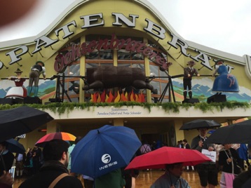 The Spatenbrau tent was our lunch stop.  Excellent beer and live music.  We sat with some fellow Americans a couple from Ohio in Munich on business.  <hr> Das Spatenbrau Zelt  war besser und war unser Stop fürs etwas spätere Mittagessen.