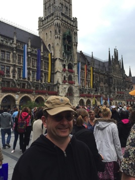 Our morning in Munich included a stop at the Glockenspiel.  <hr>  Am nächsten Morgen besuchten wir das Münchner Glockenspiel.