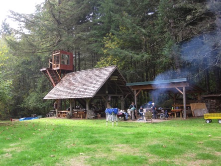 New addition to the kitchen building. A tree house.  <hr>  Ein neuer Anbau an der Küche, ein Baumhaus.